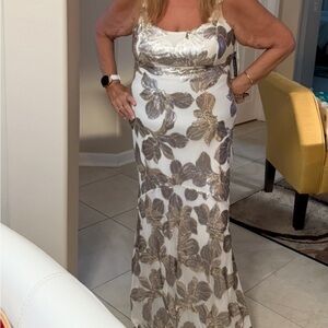 R & M Richards Cream and Gold Floral Wedding Dress size 16, gorgeous dress